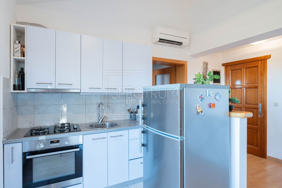 Zona Parenzo, appartamento arredato con vista mare