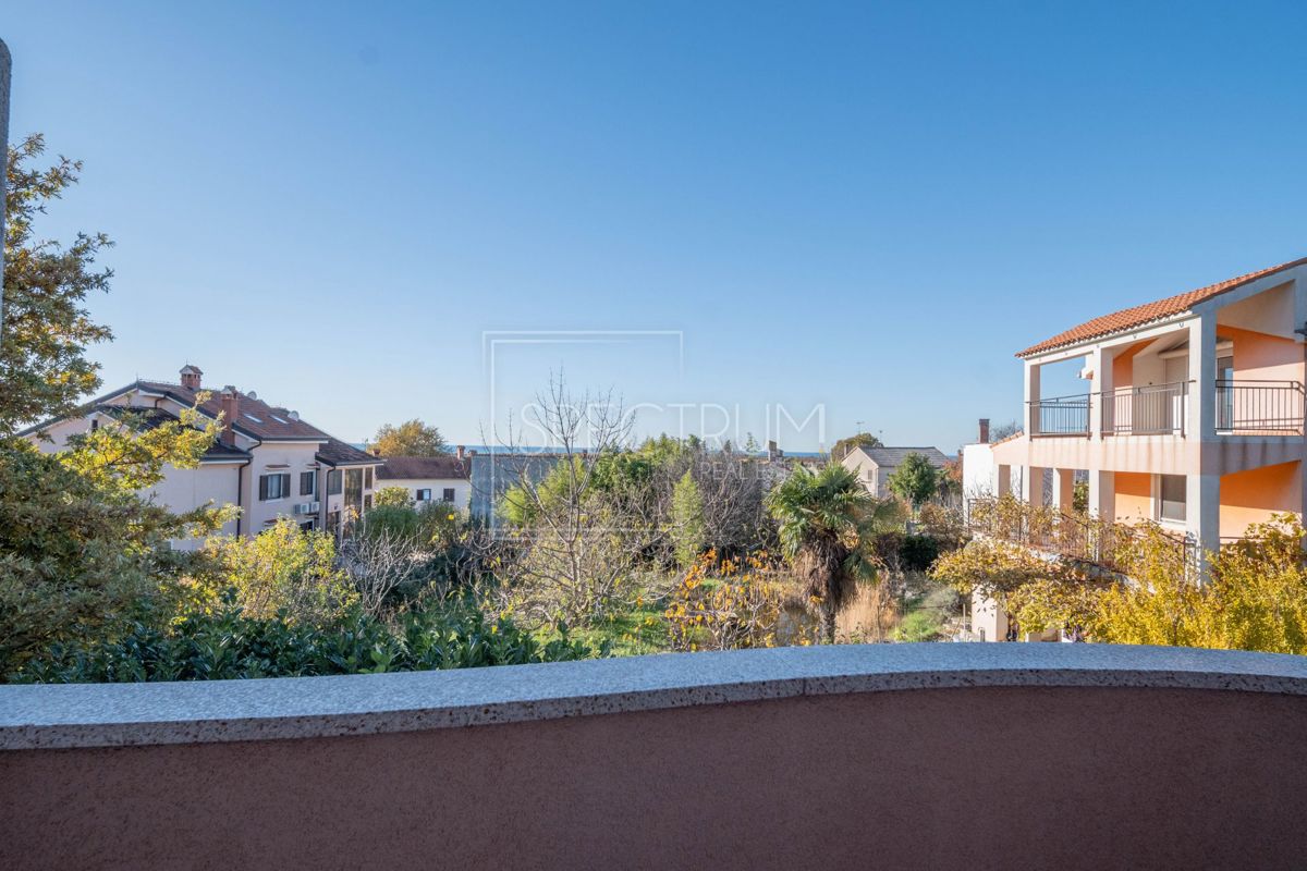 Zona Parenzo, appartamento arredato con vista mare