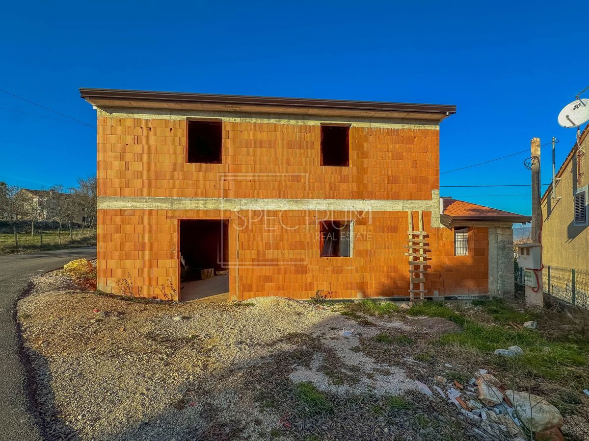 Zona di Caroiba, casa indipendente in posizione tranquilla