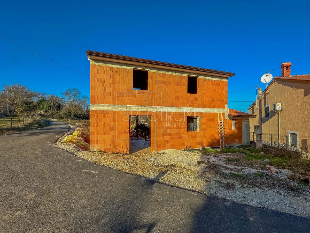 Zona di Caroiba, casa indipendente in posizione tranquilla