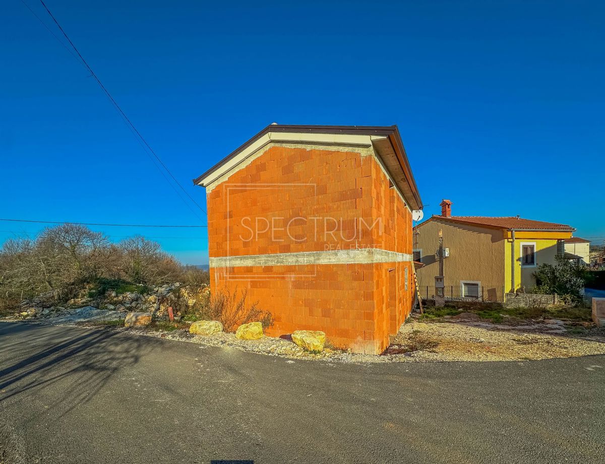 Zona di Caroiba, casa indipendente in posizione tranquilla