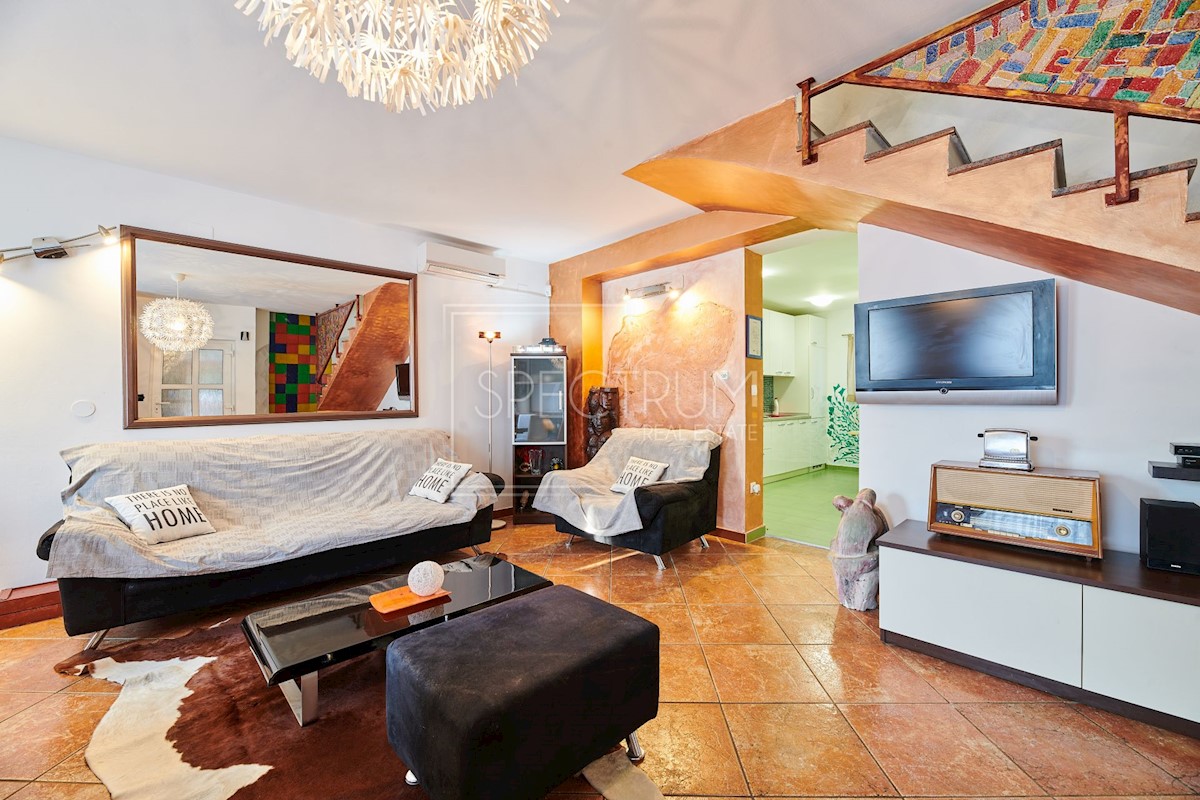 Zona di Umago, casa con piscina
