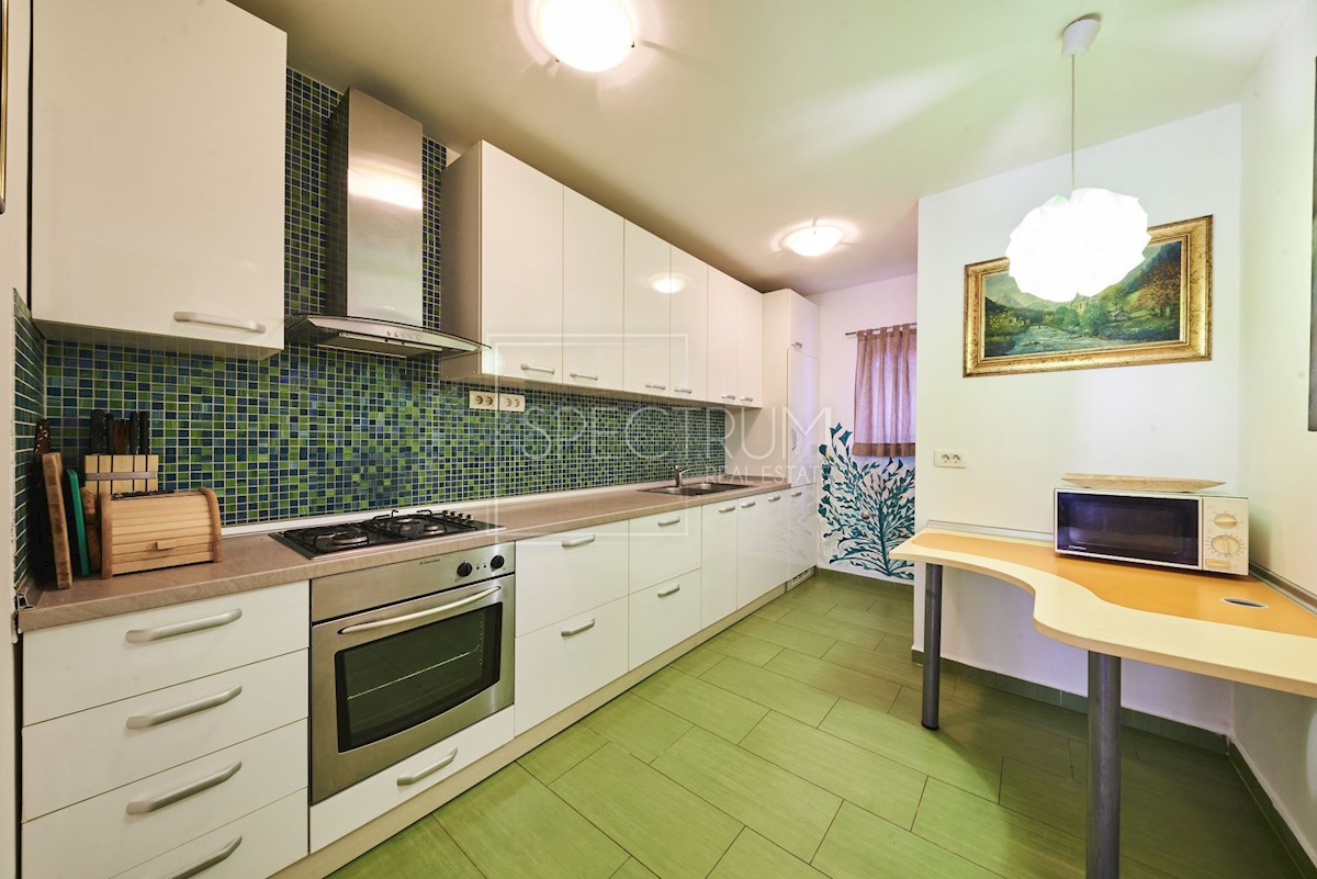 Zona di Umago, casa con piscina