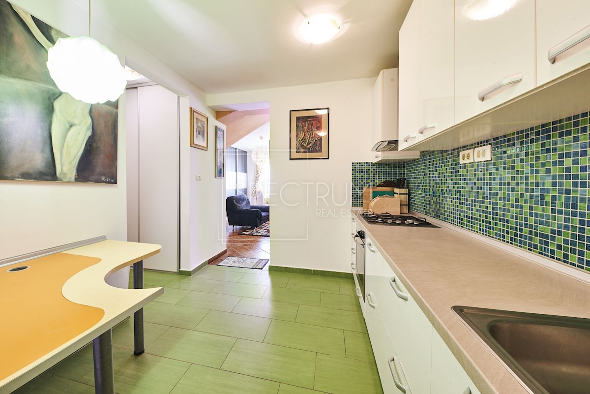Zona di Umago, casa con piscina