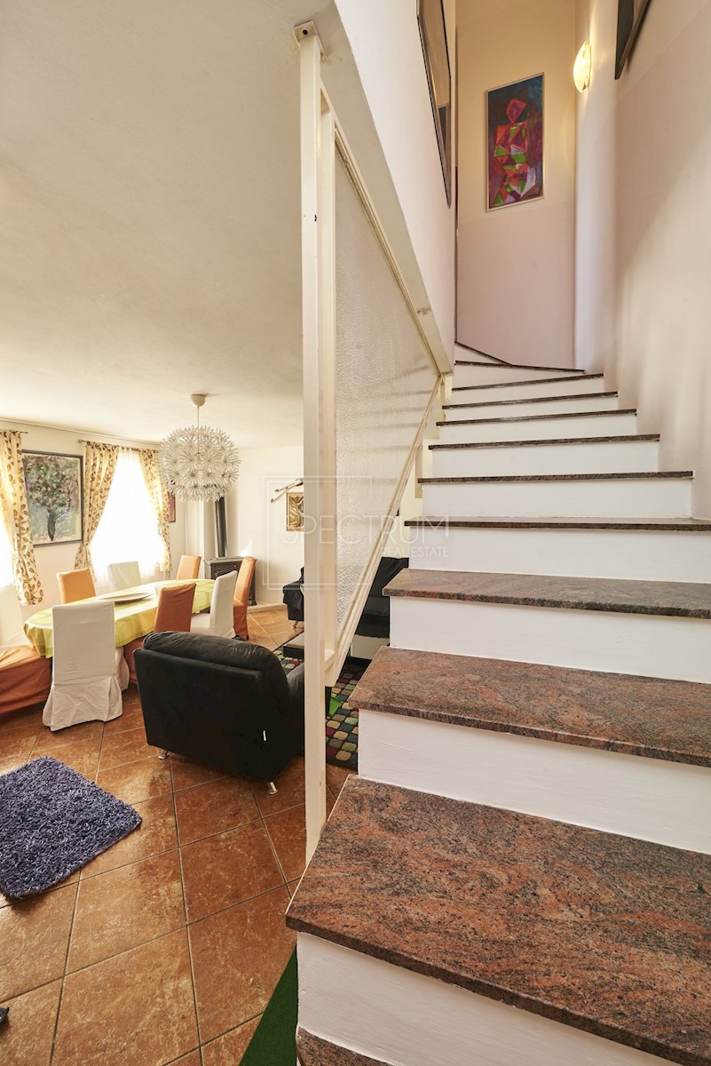 Zona di Umago, casa con piscina