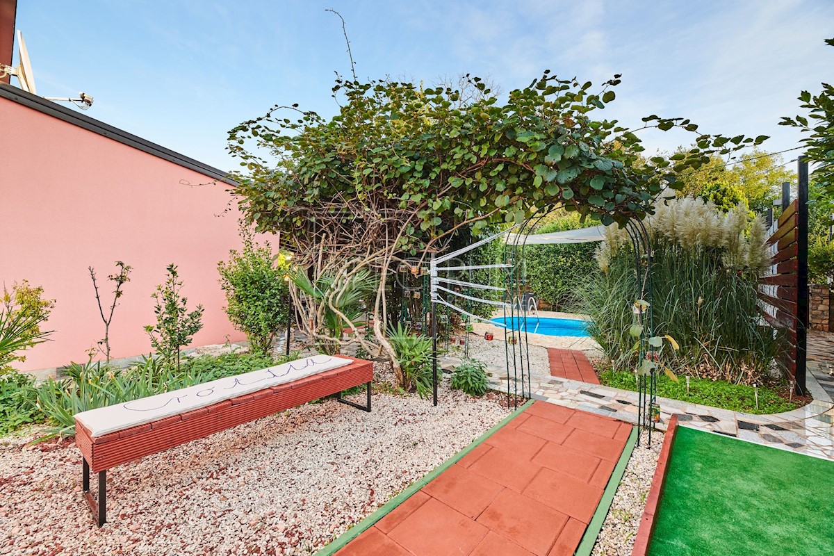 Zona di Umago, casa con piscina