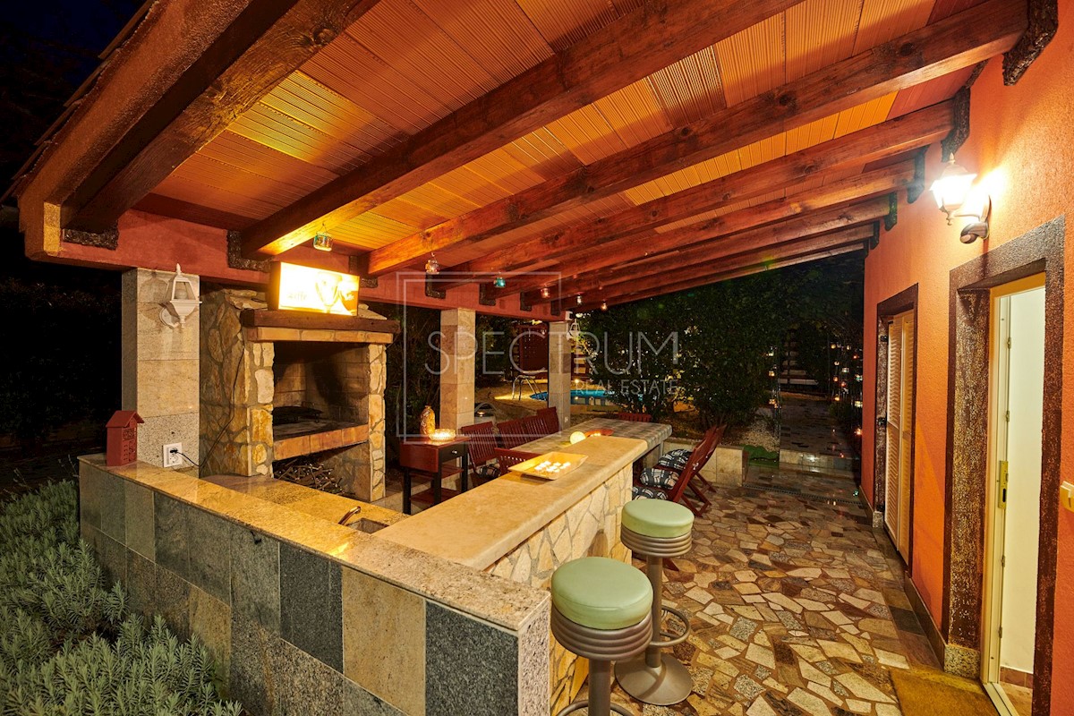 Zona di Umago, casa con piscina
