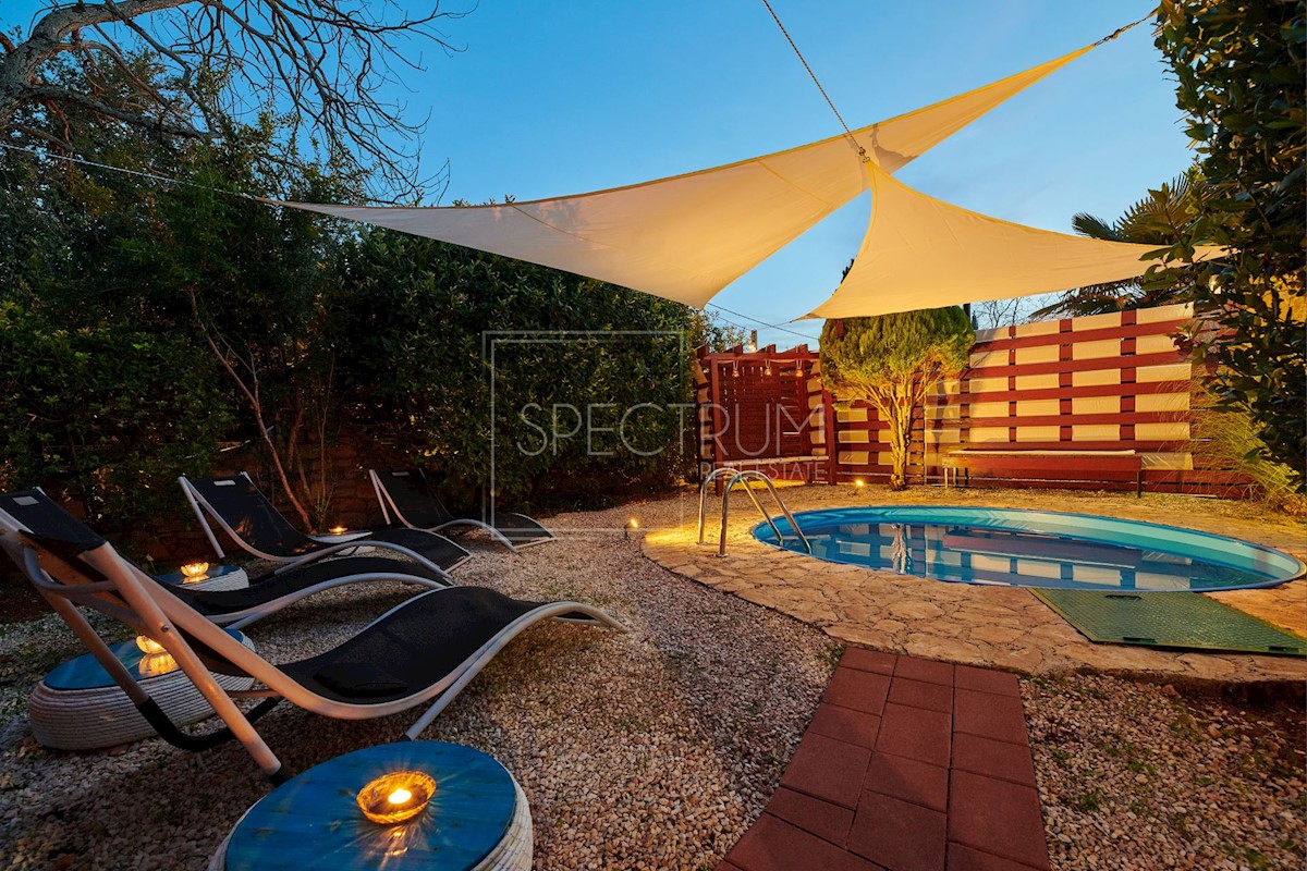 Zona di Umago, casa con piscina