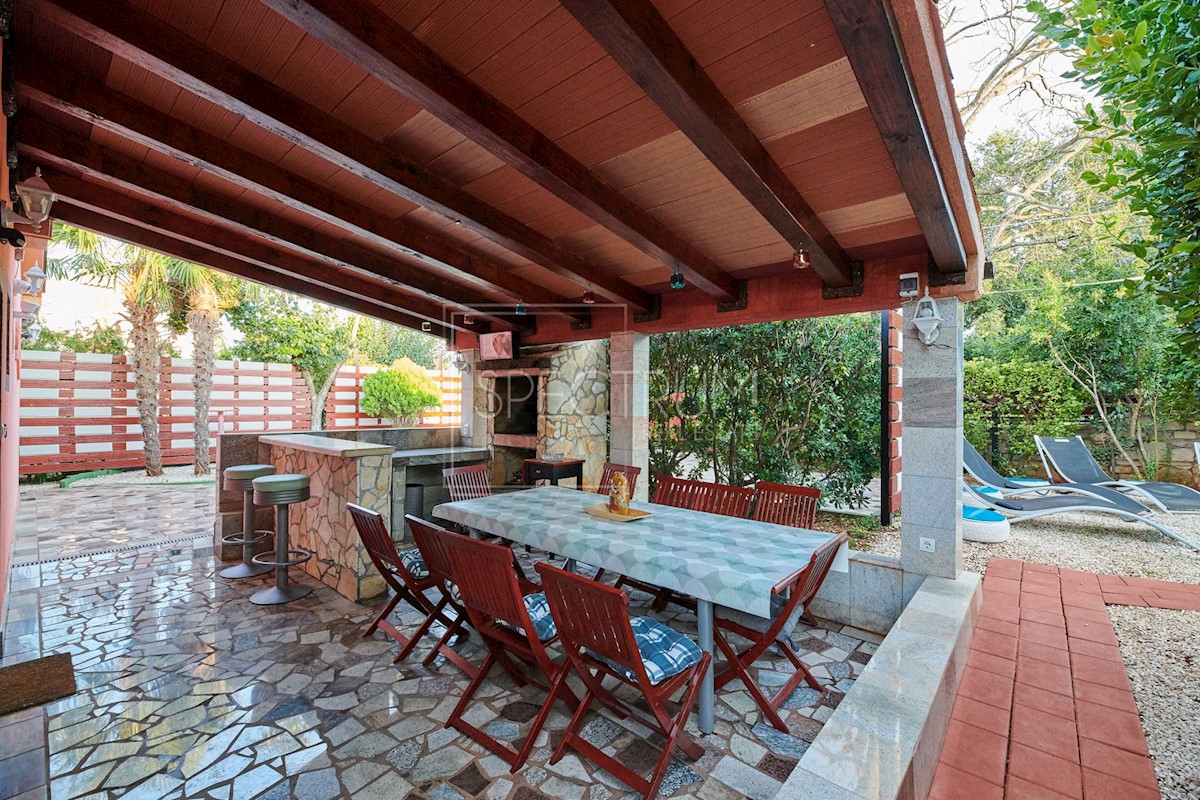 Zona di Umago, casa con piscina