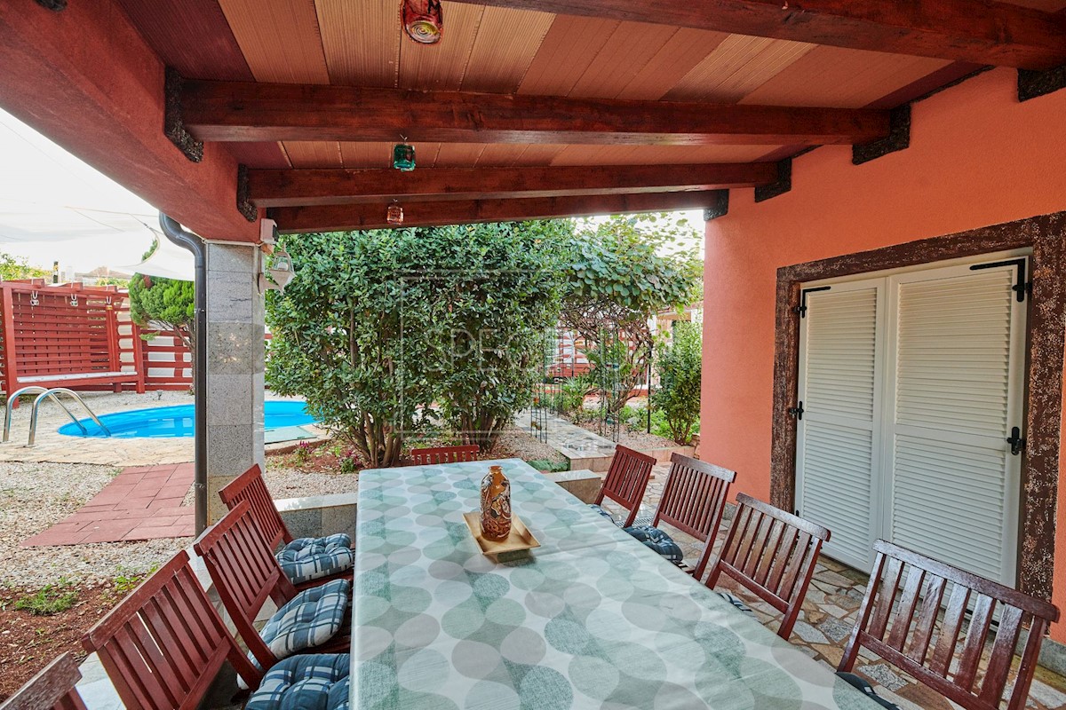Zona di Umago, casa con piscina