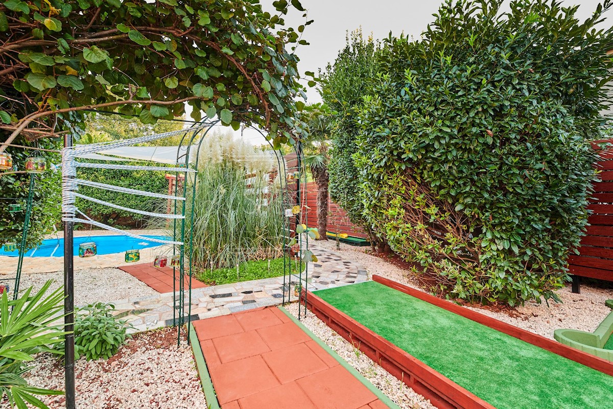 Zona di Umago, casa con piscina