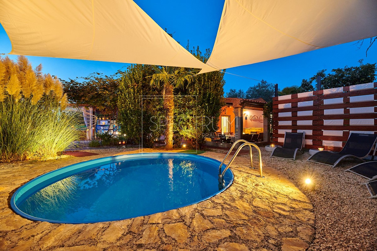 Zona di Umago, casa con piscina