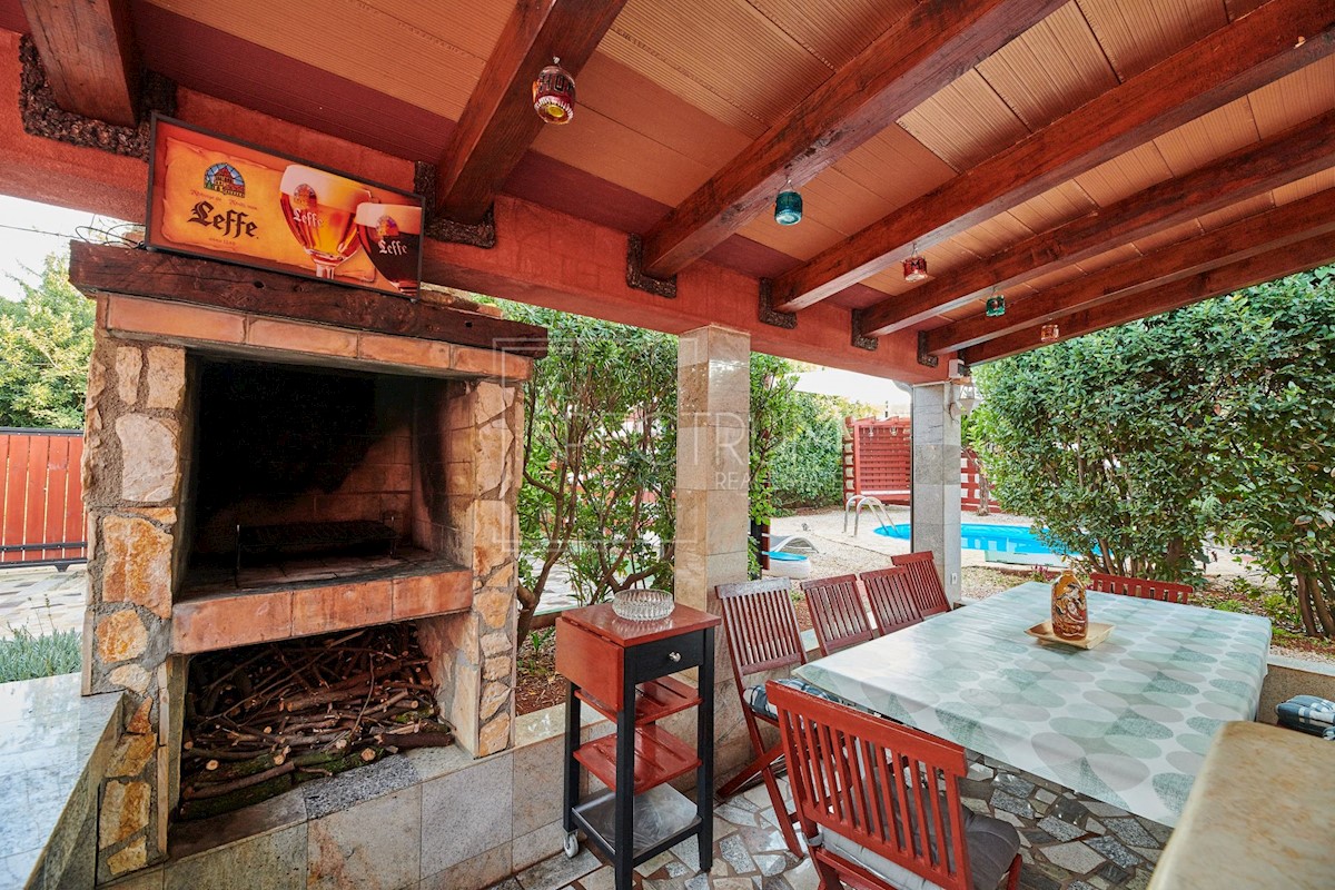 Zona di Umago, casa con piscina