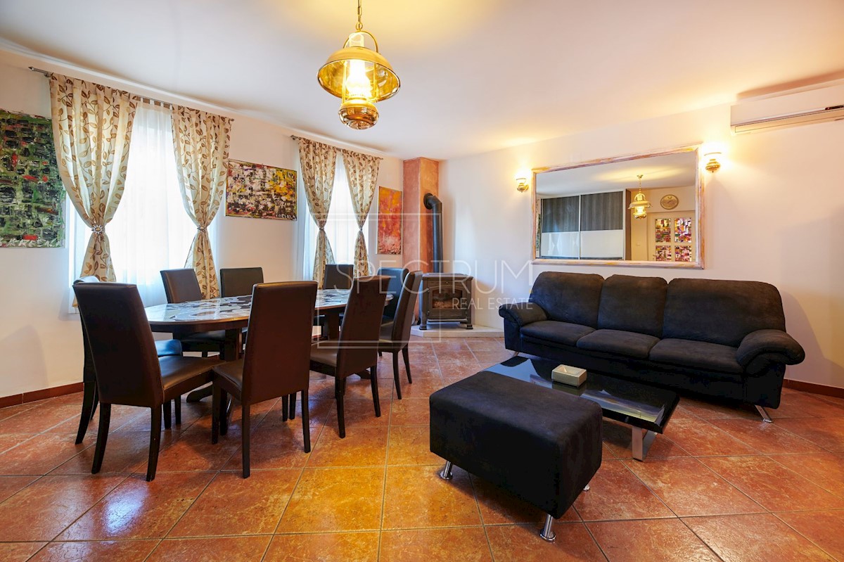Zona di Umago, casa con piscina