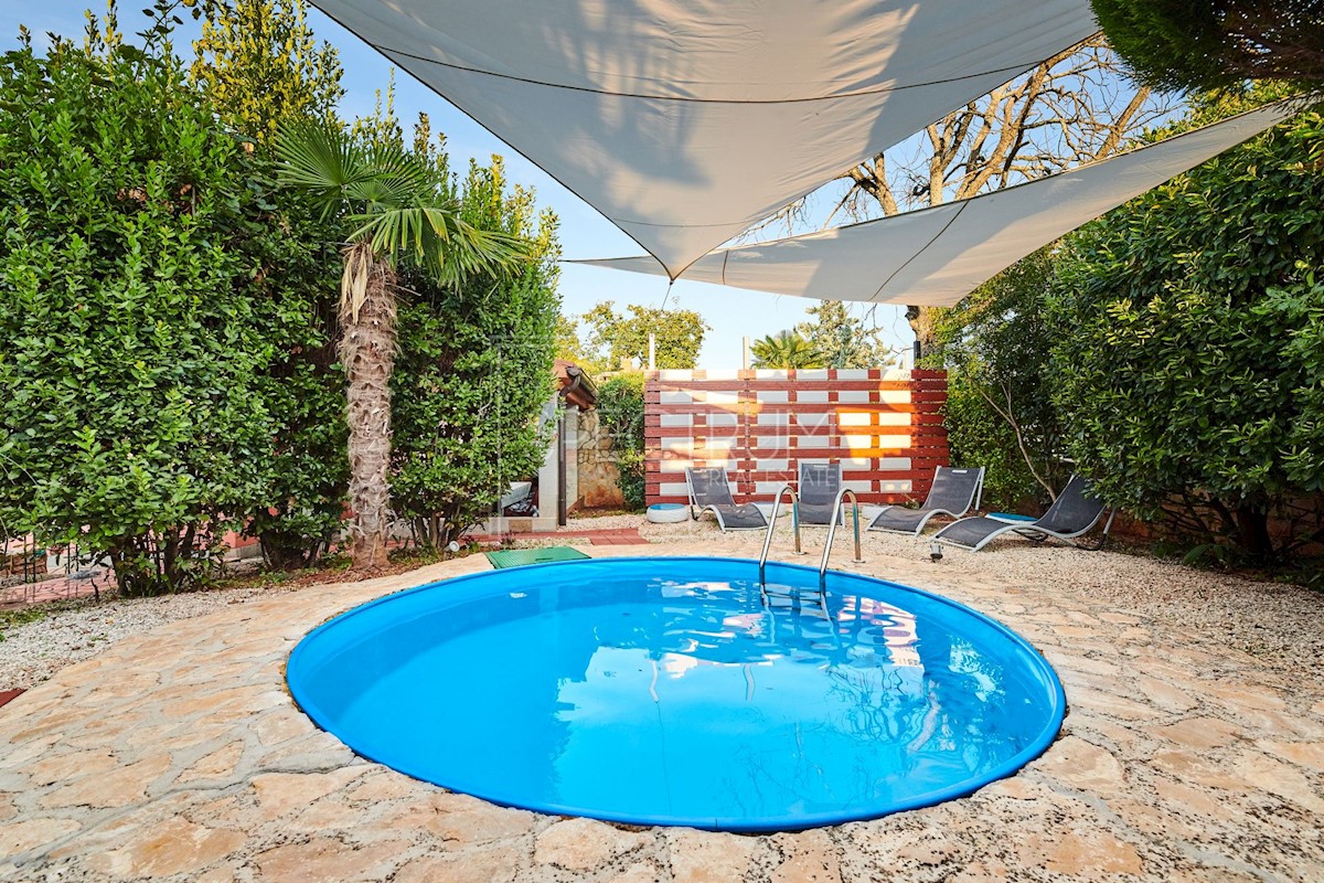 Zona di Umago, casa con piscina