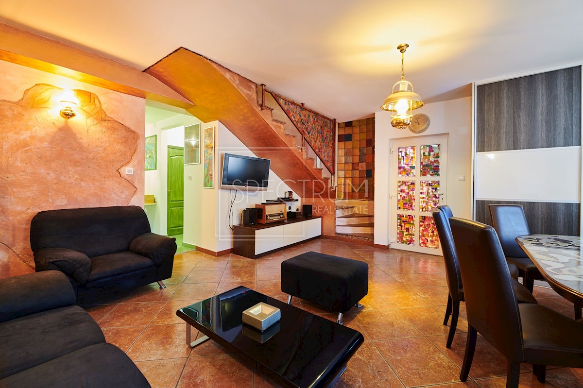 Zona di Umago, casa con piscina