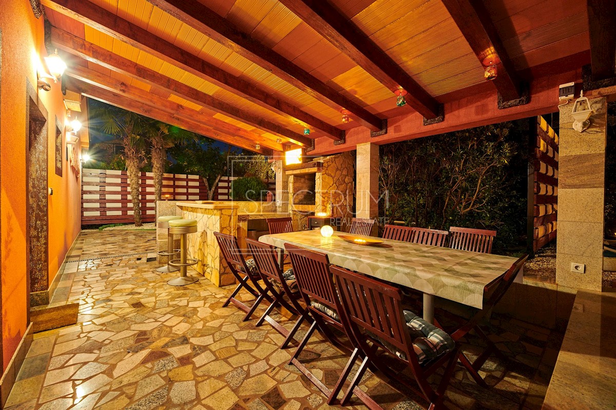 Zona di Umago, casa con piscina