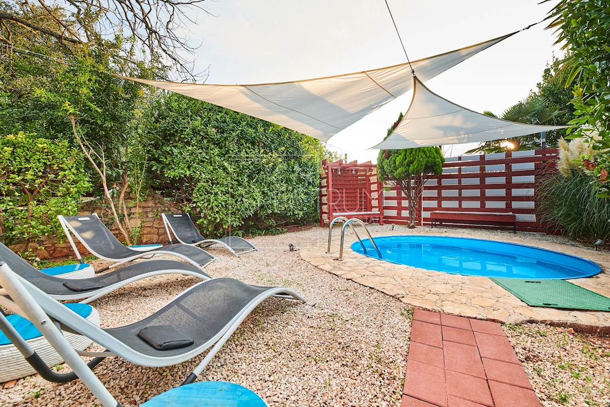 Zona di Umago, casa con piscina