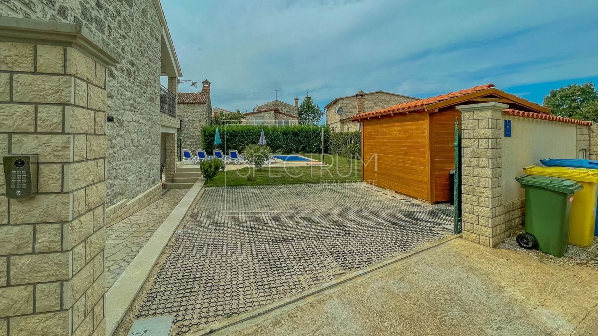 Zona Parenzo, casa in pietra con piscina