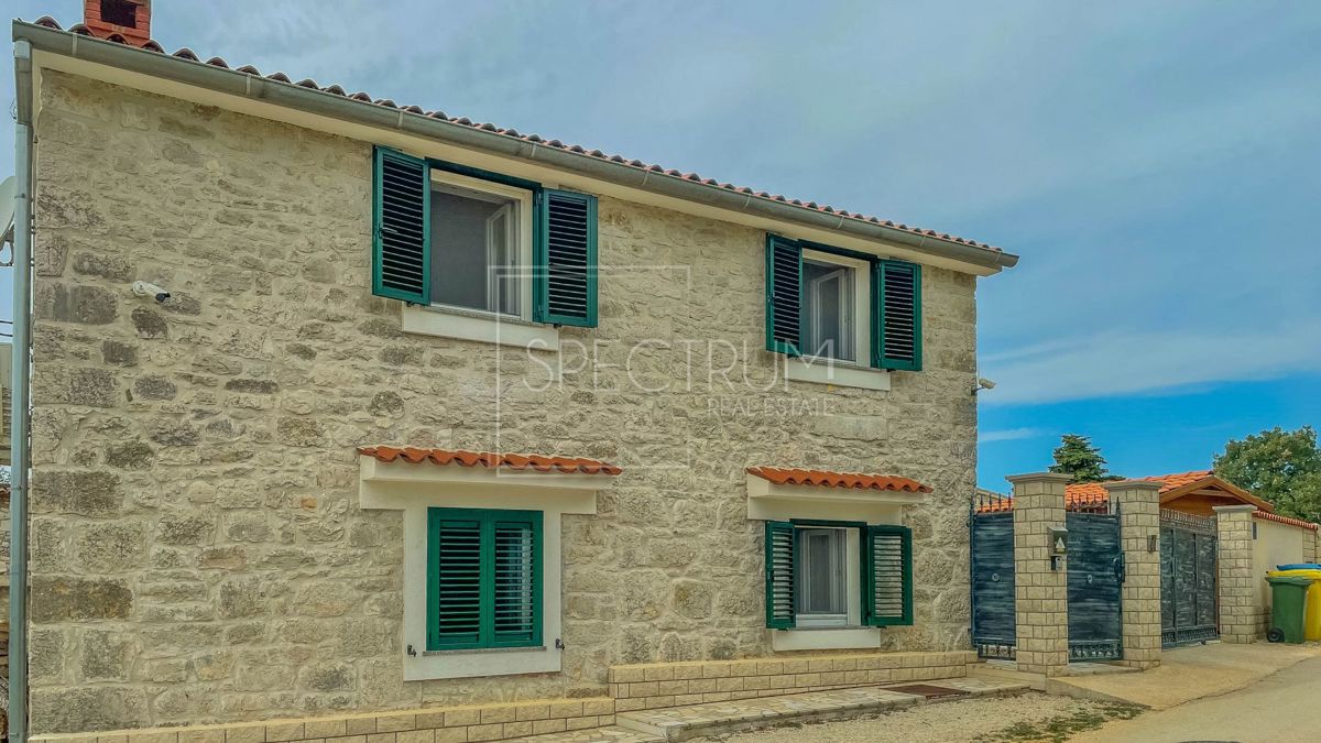 Zona Parenzo, casa in pietra con piscina