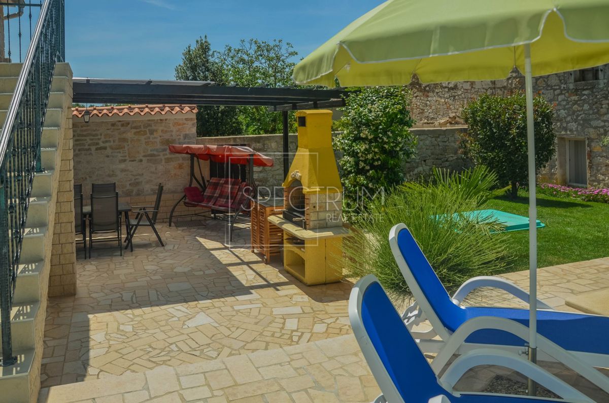 Zona Parenzo, casa in pietra con piscina