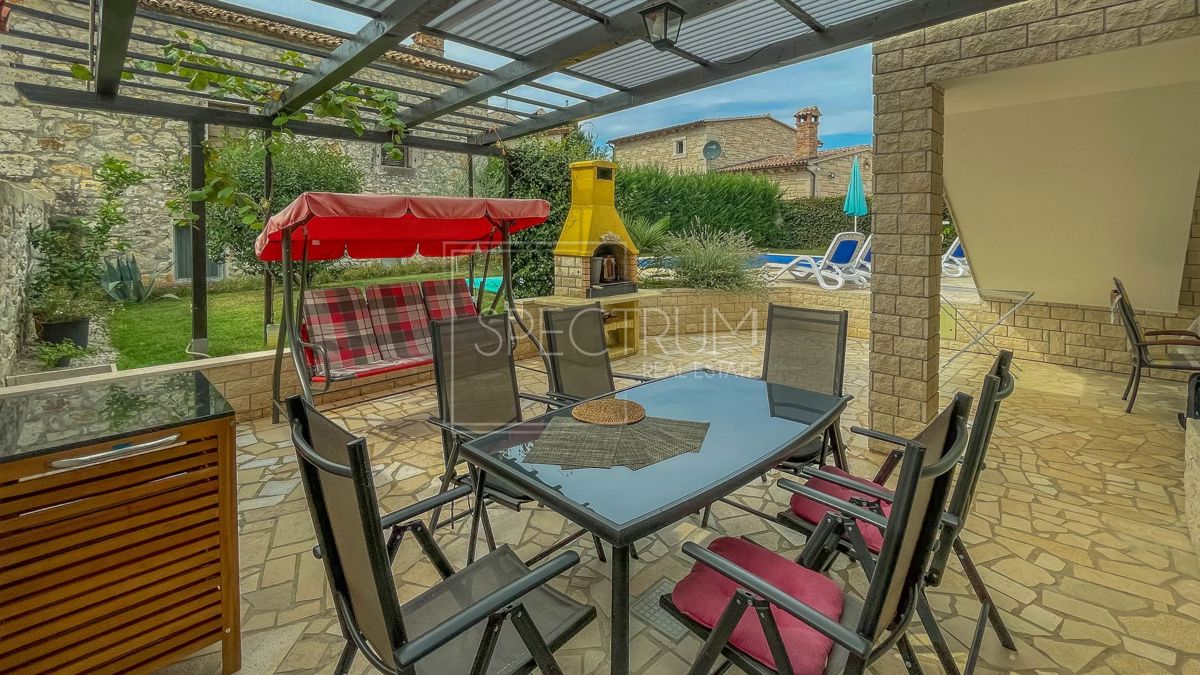 Zona Parenzo, casa in pietra con piscina