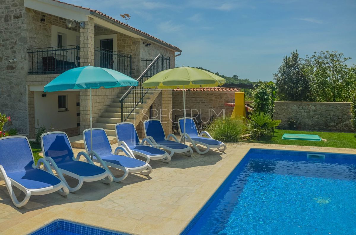 Zona Parenzo, casa in pietra con piscina