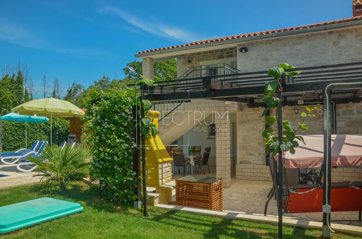 Zona Parenzo, casa in pietra con piscina