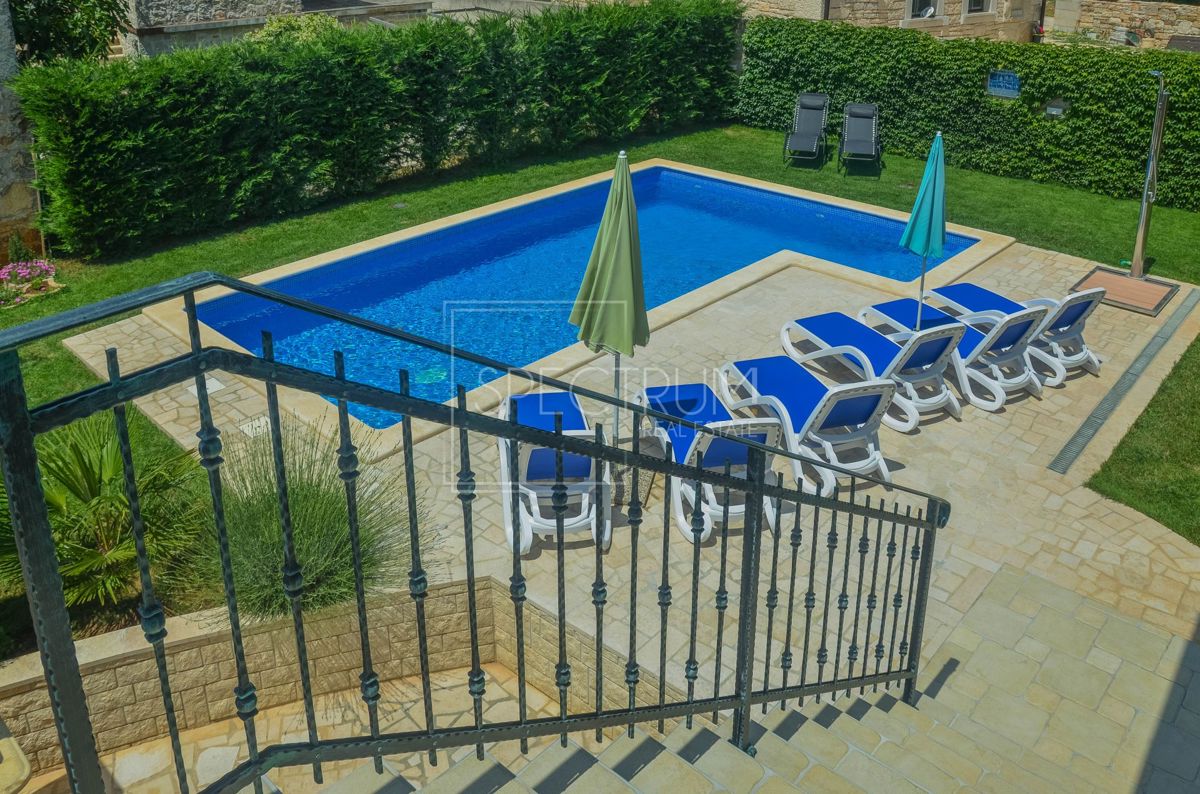 Zona Parenzo, casa in pietra con piscina