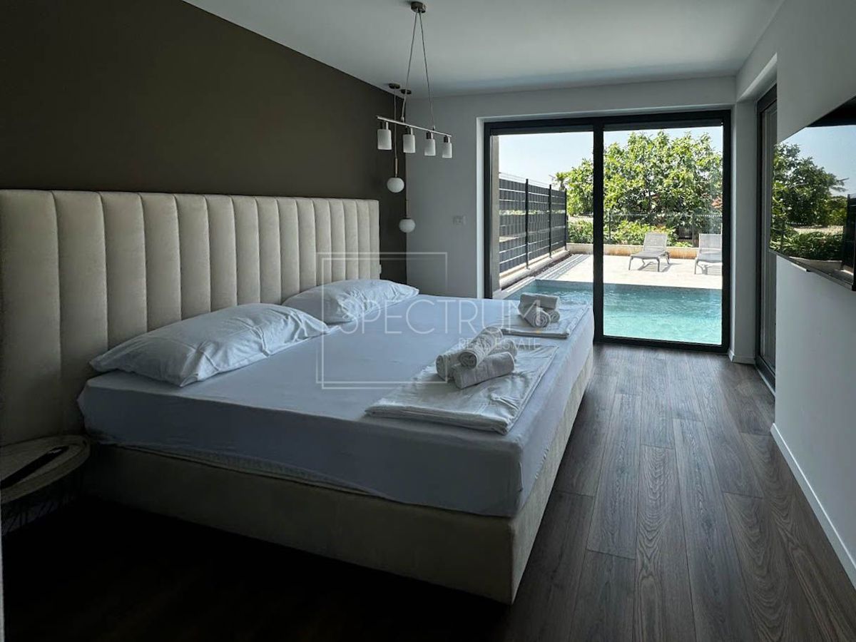 Zona Parenzo, moderno appartamento al piano terra con piscina