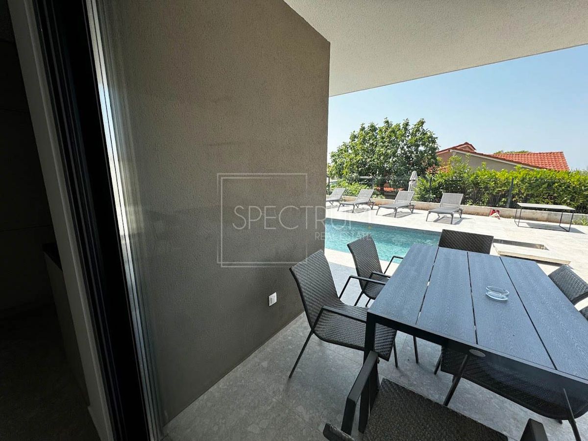 Zona Parenzo, moderno appartamento al piano terra con piscina