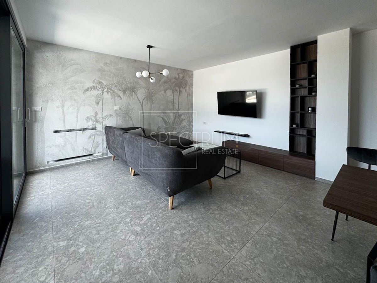 Zona Parenzo, moderno appartamento al piano terra con piscina