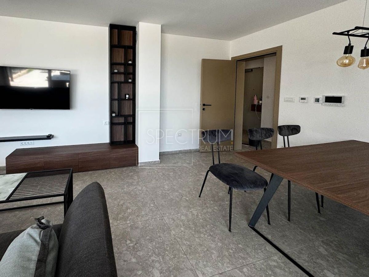 Zona Parenzo, moderno appartamento al piano terra con piscina