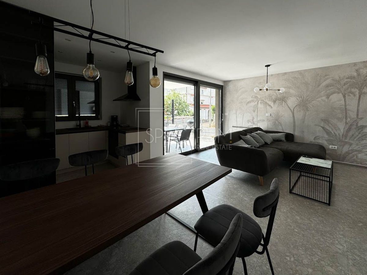 Zona Parenzo, moderno appartamento al piano terra con piscina