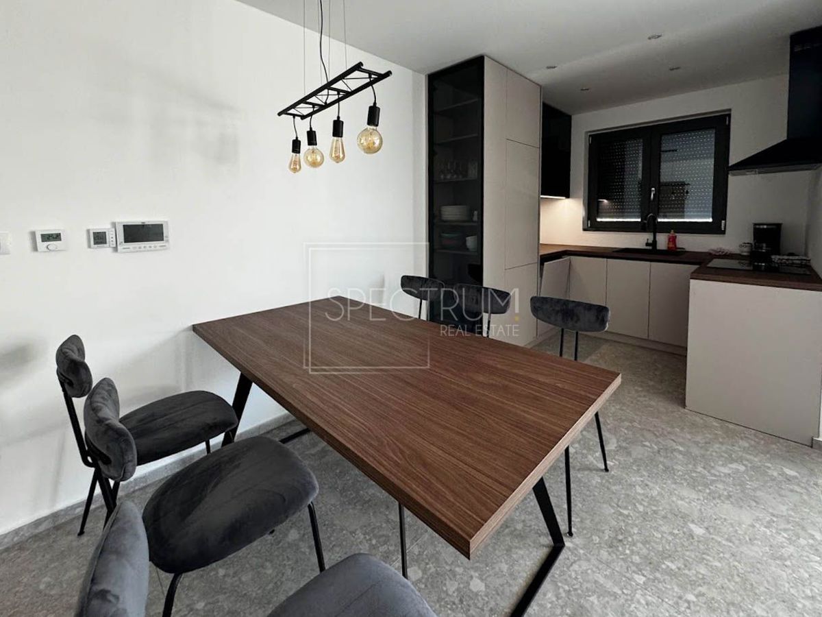 Zona Parenzo, moderno appartamento al piano terra con piscina