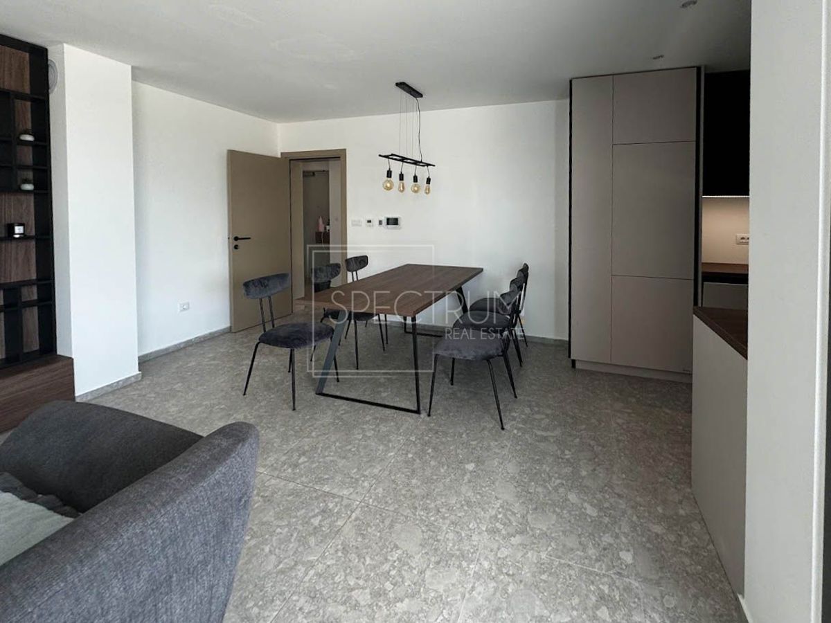 Zona Parenzo, moderno appartamento al piano terra con piscina