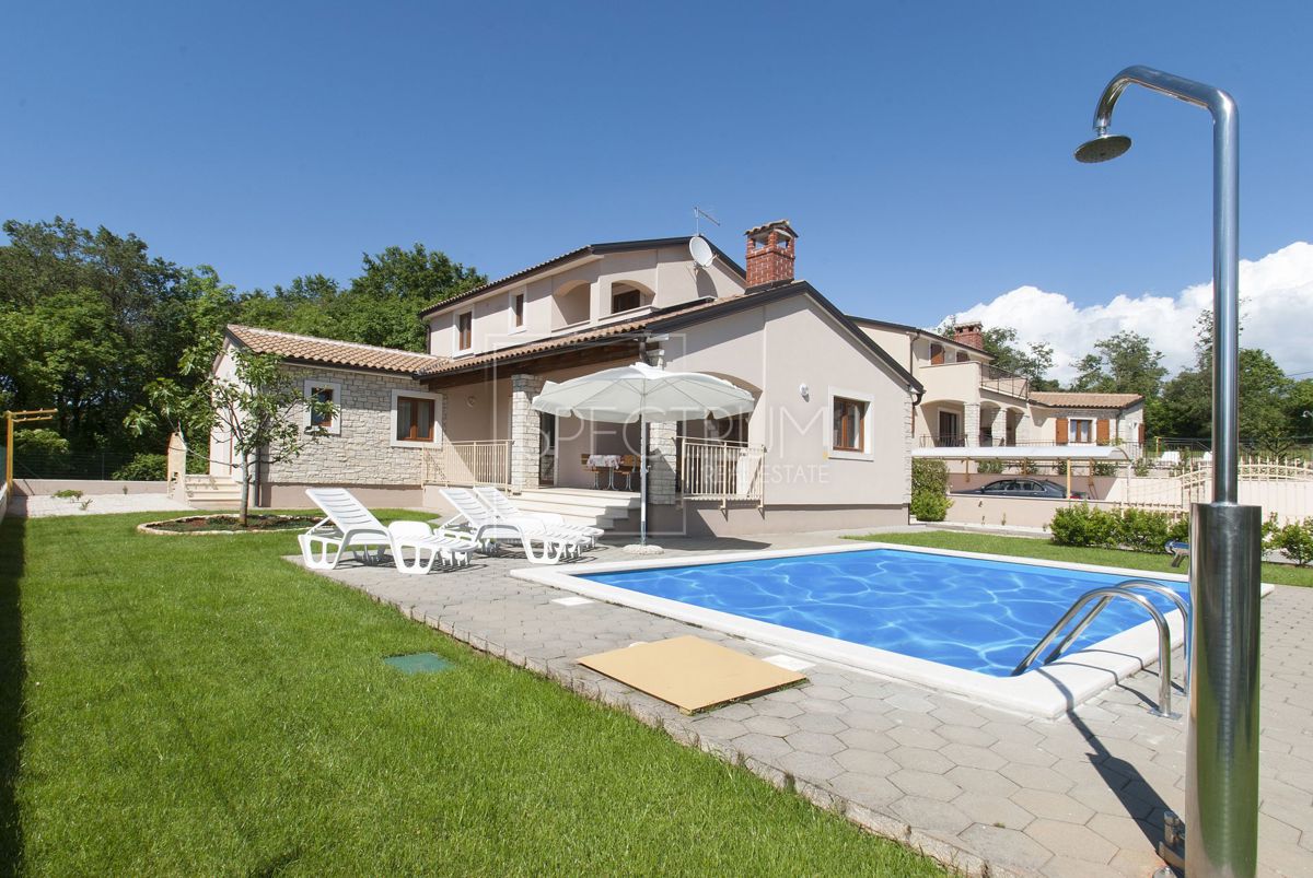 Zona di Antignana, casa indipendente con piscina in posizione tranquilla