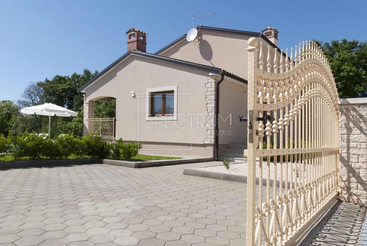 Zona di Antignana, casa indipendente con piscina in posizione tranquilla