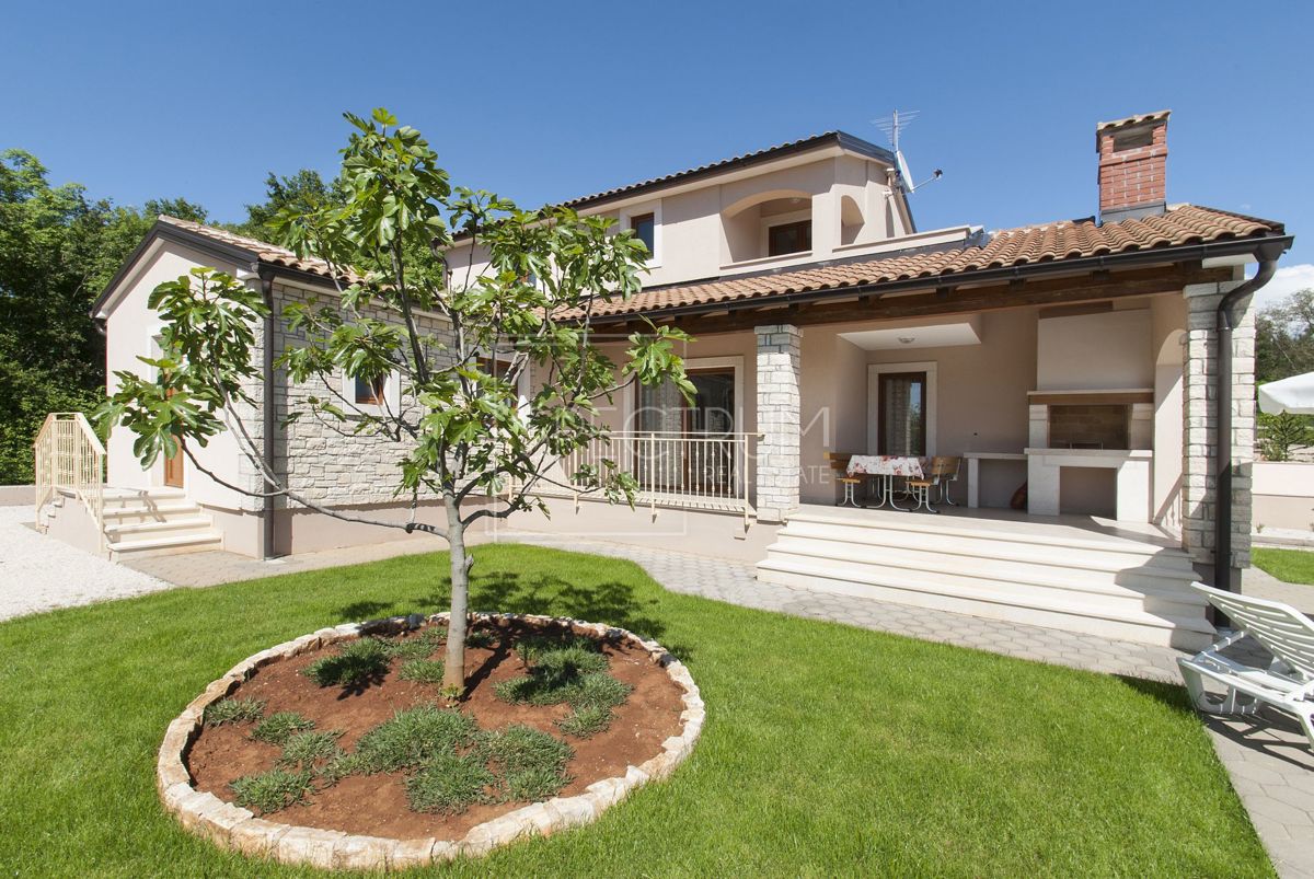 Zona di Antignana, casa indipendente con piscina in posizione tranquilla