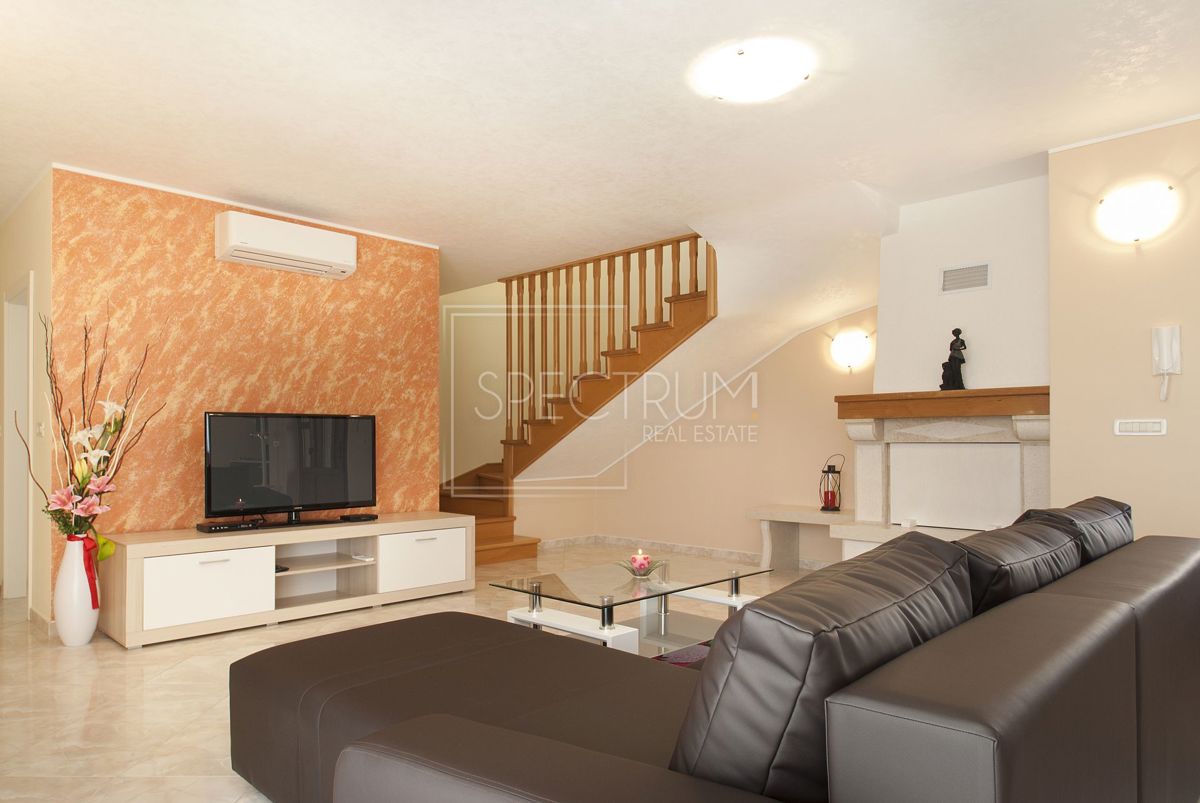 Zona di Antignana, casa indipendente con piscina in posizione tranquilla