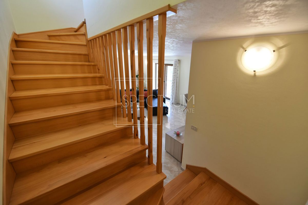 Zona di Antignana, casa indipendente con piscina in posizione tranquilla