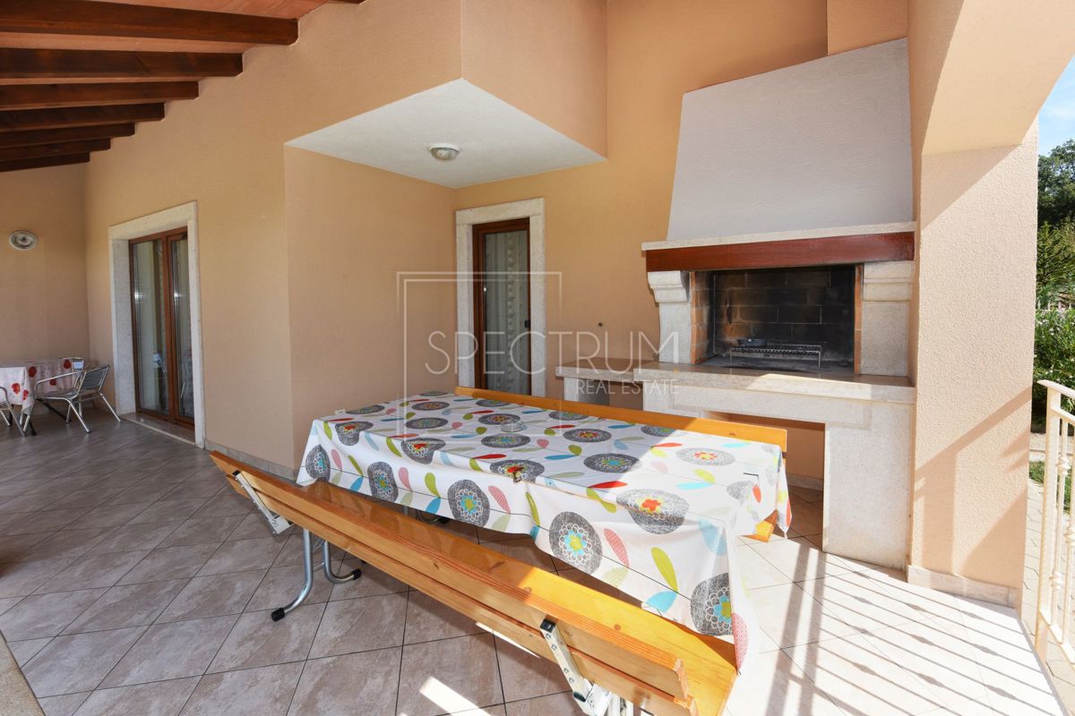 Zona di Antignana, casa indipendente con piscina in posizione tranquilla