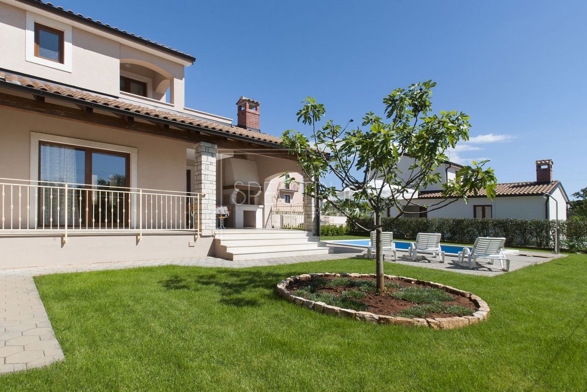 Zona di Antignana, casa indipendente con piscina in posizione tranquilla