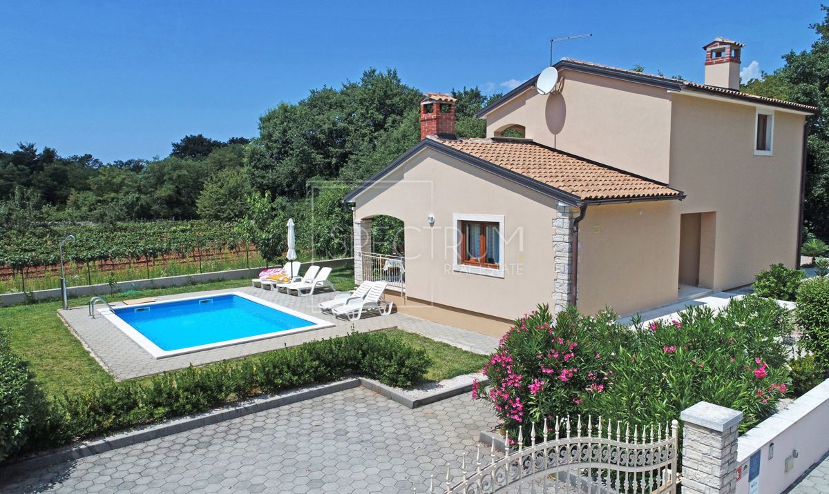 Zona di Antignana, casa indipendente con piscina in posizione tranquilla