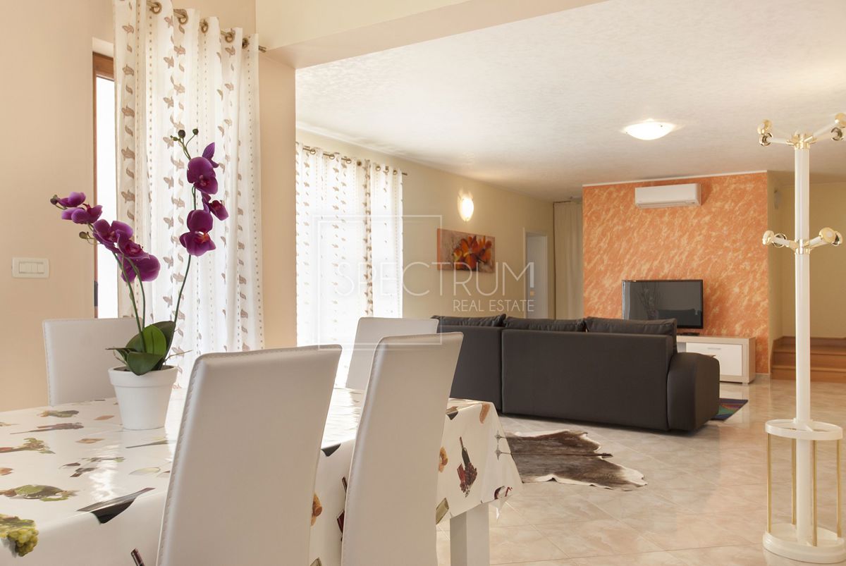 Zona di Antignana, casa indipendente con piscina in posizione tranquilla