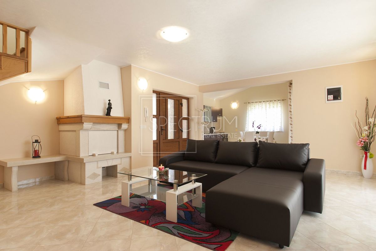 Zona di Antignana, casa indipendente con piscina in posizione tranquilla