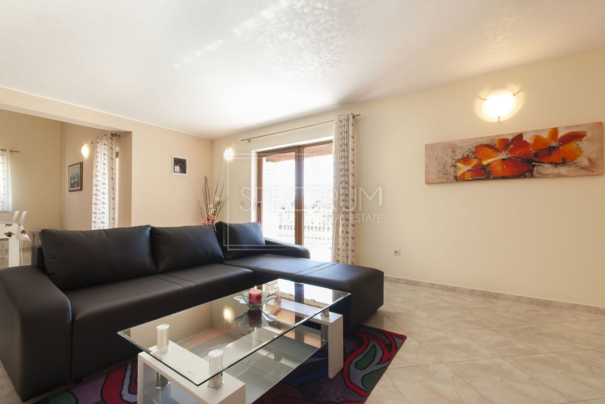 Zona di Antignana, casa indipendente con piscina in posizione tranquilla