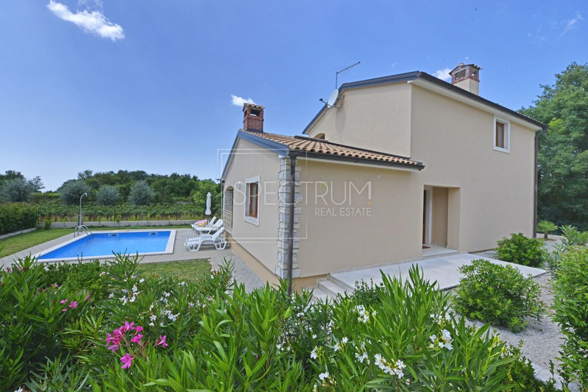 Zona di Antignana, casa indipendente con piscina in posizione tranquilla