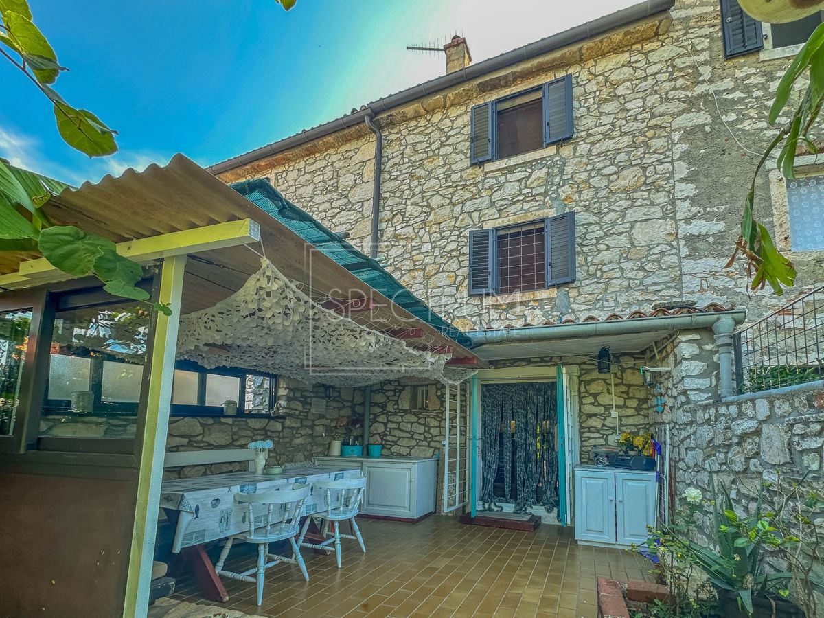 Verteneglio, casa in pietra con garage e vista mare