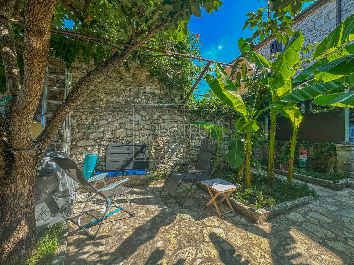 Verteneglio, casa in pietra con garage e vista mare